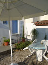 Terrasse und Garten mit Orangenbaum direkt vor der Wohnung.